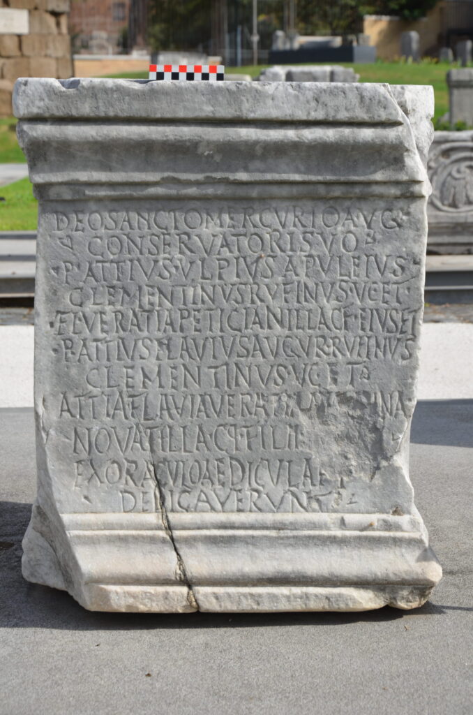 Base in marmo per un’edicola a Mercurio Augusto