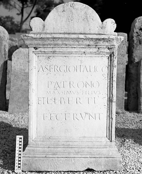 Ara funeraria in marmo di Sergio Italico
