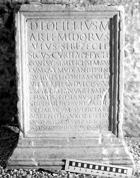 Ara funeraria in marmo di Ofellio Artemidoro