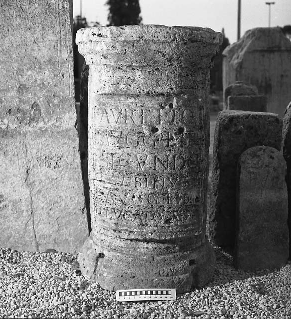 Ara cilindrica di Aurelio Secundo, educatore