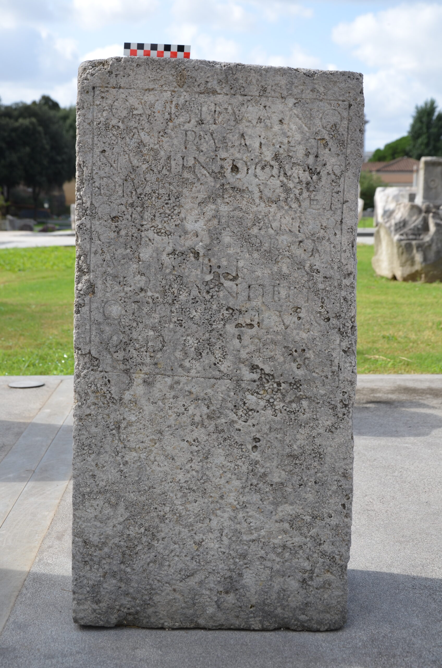 Base in travertino con dedica a Giove Silvano