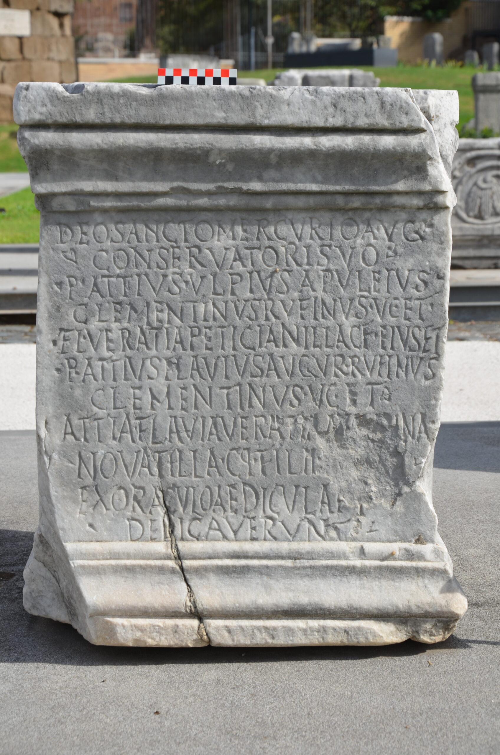 Base in marmo per un’edicola a Mercurio Augusto